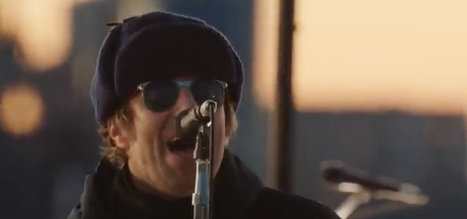 Liam Gallagher no barco. Imagens dele cantando o single novo foram parar na TV americana