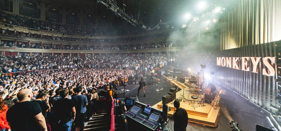Uma noite na ópera. Show beneficente do Arctic Monkeys no Royal Albert Hall vai ter transmissão em rádio