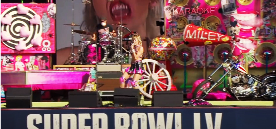 Porque é sexta-feira&#8230; O show da Miley Cyrus inteiro, no Super Bowl. Com público. E postado por ela mesmo