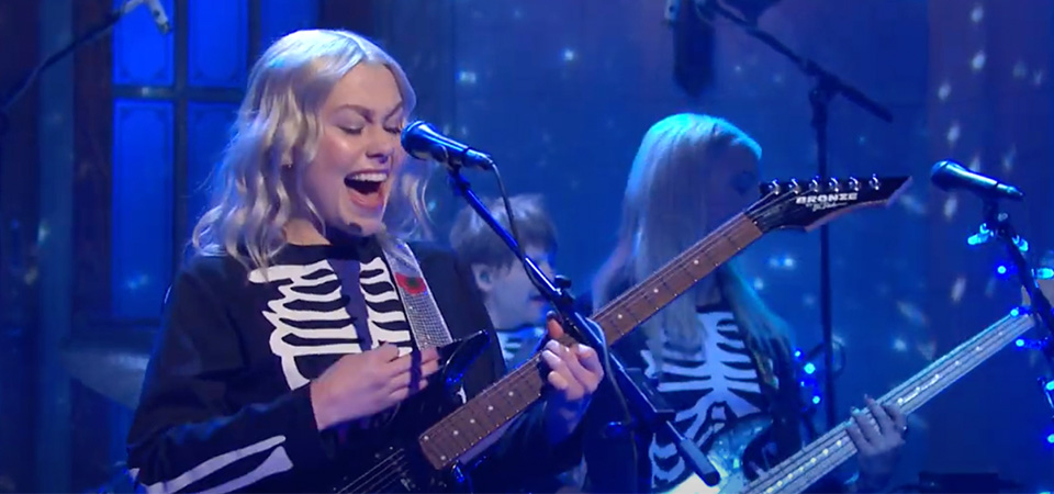 Phoebe Bridgers espanca a guitarra no &#8220;Saturday Night Live&#8221;