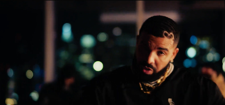 Ei!!! Com o coração na cabeça, rapper canadense Drake segura o álbum e solta EP novo