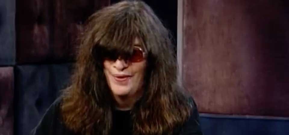 O saudoso Joey Ramone e o dia em que botaram xixi na cerveja do Johnny Rotten, dos Sex Pistols. E ele bebeu felizão