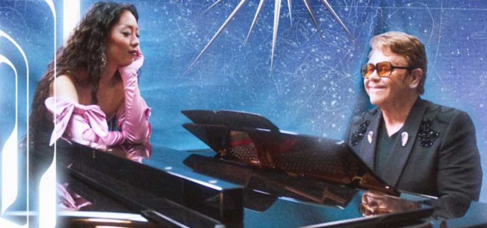 Rina Sawayama quis arrumar o piano de uma de suas músicas e pediu uma ajudinha para o Elton John