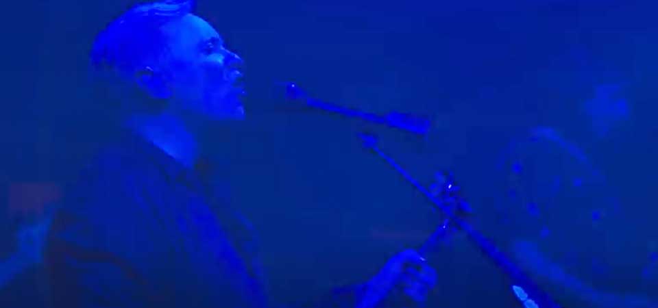New Order mostra seu beijo perfeito, ao vivo. Disco do showzaço de 2018 sai dia 7 de maio