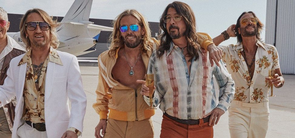 Ainda no corpo dos Bee Gees, Foo Fighters solta vídeo para a absurda “Shadow Dancing”