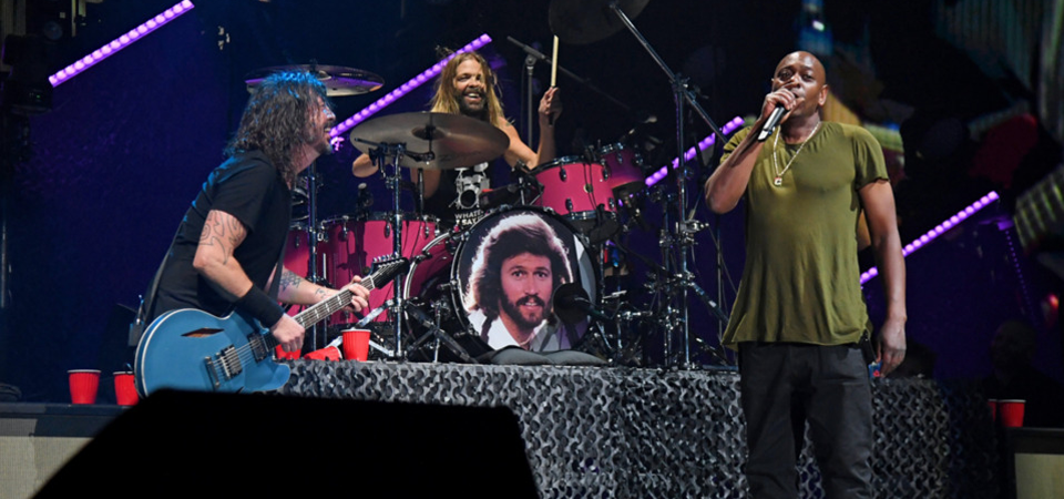 Foo Fighters inaugura os grandes shows “normais” nos EUA e toca “Creep”, do Radiohead, e Bee Gees