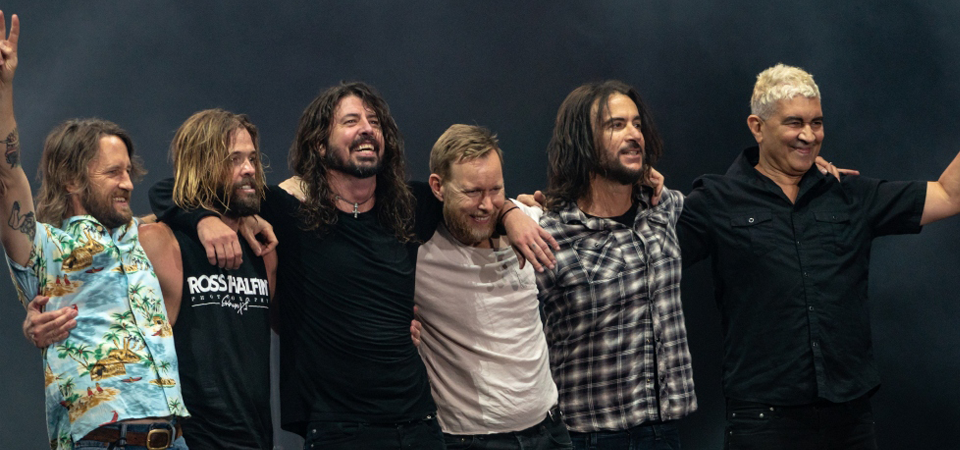 Dave Grohl achou que deveria estar dançando e transformou o Foo Fighters no Dee Gees. Saiu o primeiro vídeo oficial e inteiro disso