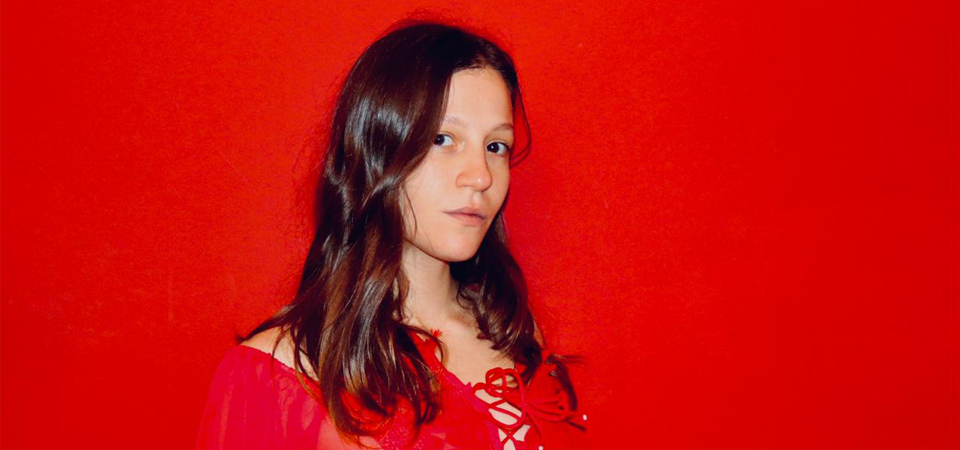 CENA – Giovanna Moraes resgata o sentido de single legal com a boa “Rosalia”, seu novo… single