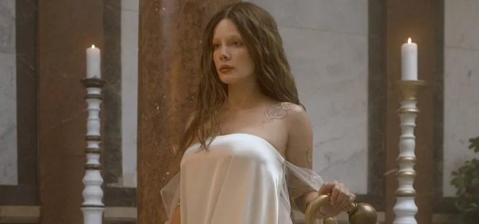 Halsey dá o sangue em novo vídeo. Veja o ótimo visual de “I Am Not a Woman, I’m a God”. Reclamações com Trent Reznor