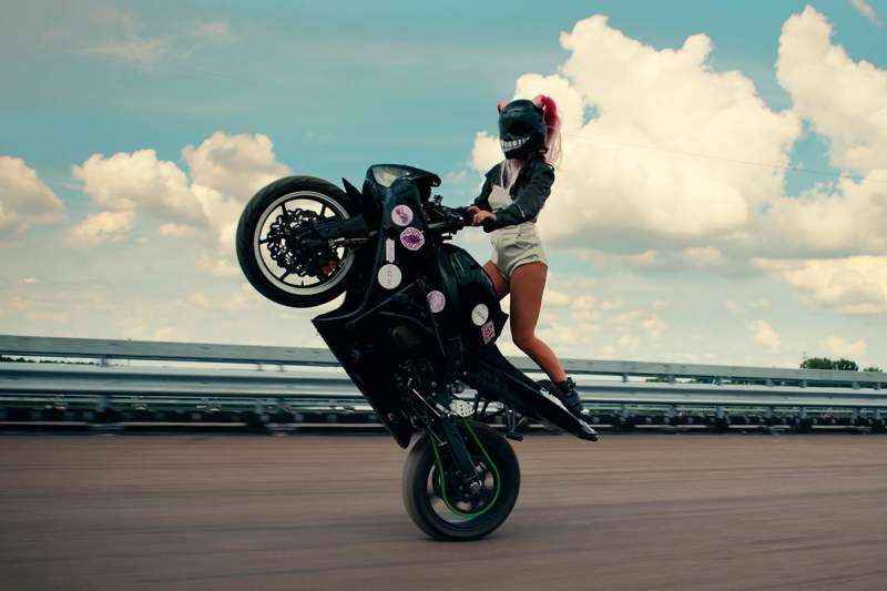 “CHICA QUE DICES?” Acelera a motoca que Rosalia vai passar no Brasil!