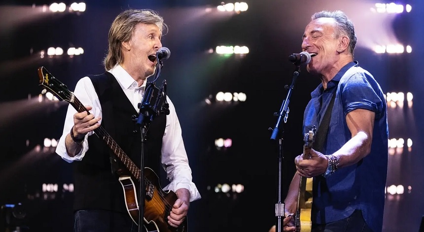 Paul McCartney recebe Bruce Springsteen para dobradinha no palco e ainda ganha os parabéns de Jon Bon Jovi nos Estados Unidos