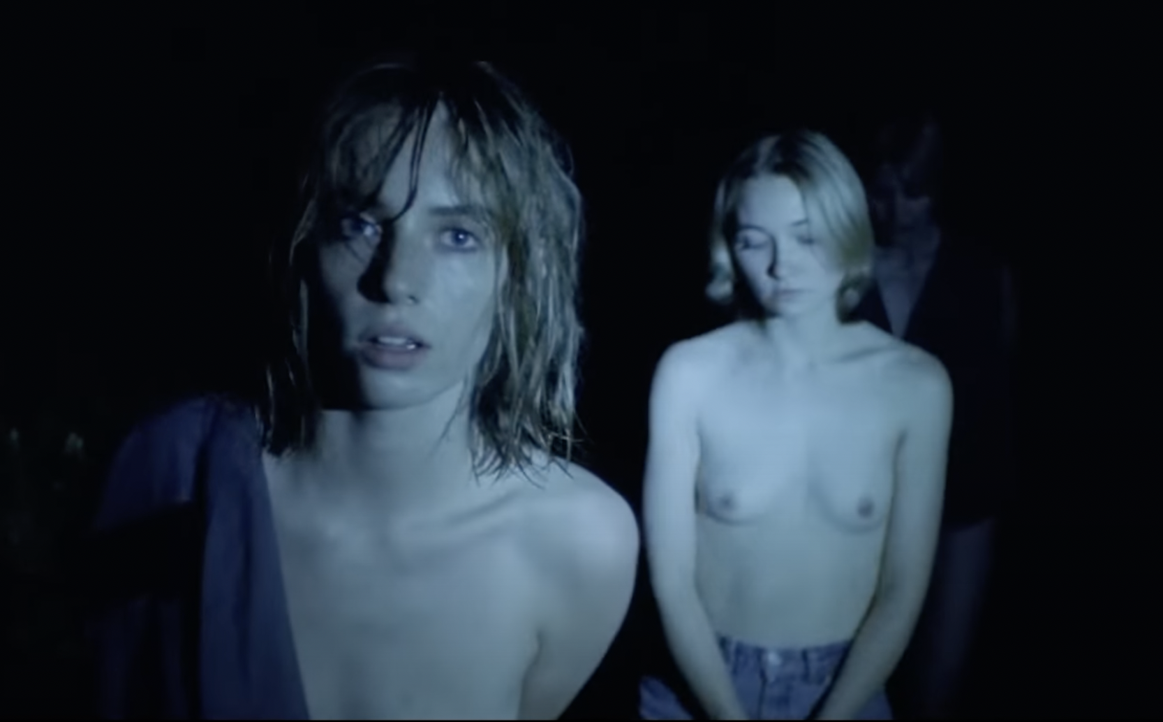 NSFW. Maya Hawke, de &#8220;Stranger Things&#8221;, nua na floresta com os amigos para protestar. E para lançar música nova