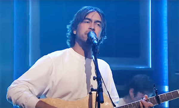 Alex G vai à TV mostrar sua correria nova: Veja &#8220;Runner&#8221;, no Jimmy Fallon