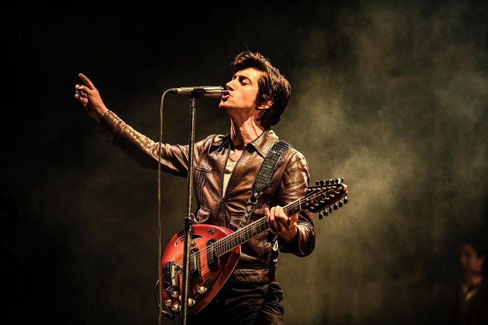 Assista logo, antes que&#8230; O show completo do Arctic Monkeys no Lowlands, na Holanda