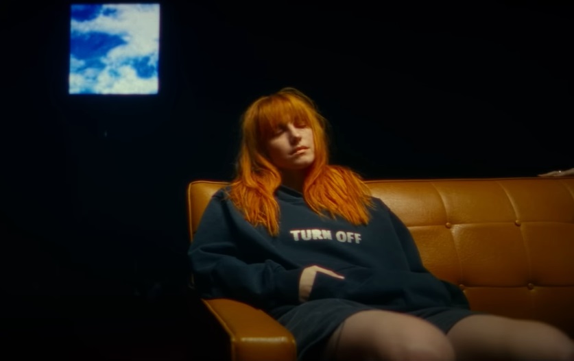 Paramore explora sua angústia clássica na nova “The News”, com a Hayley bem louca no vídeo