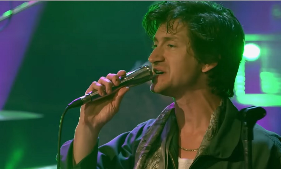 Com estreia de “The Car” ao vivo, Arctic Monkeys faz show lindo e “secreto” para canal de TV da Alemanha
