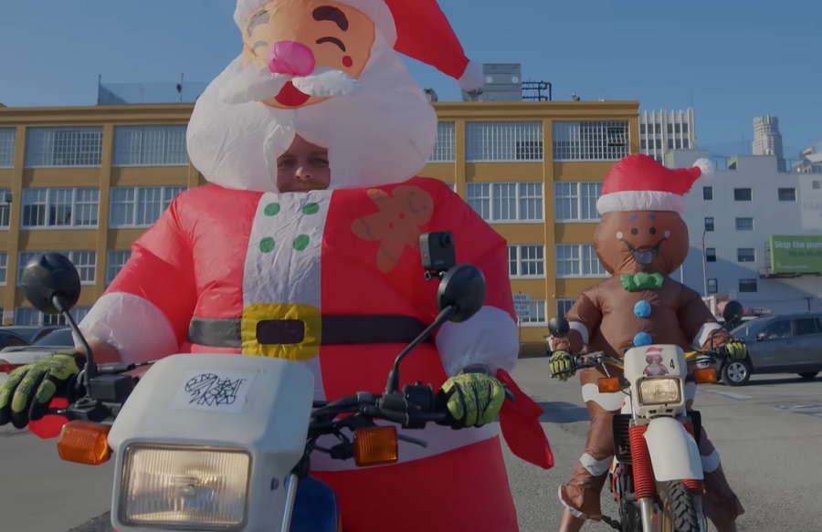 Vestindo um Papai Noel inflável (!), Mac DeMarco grava novo vídeo andando de moto e desejando Feliz Natal para você