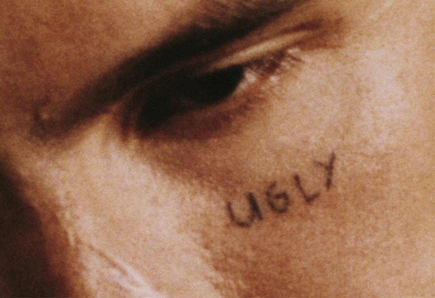 Slowthai anuncia novo álbum &#8220;UGLY&#8221; e solta o poderoso single &#8220;Selfish&#8221;, bem rock. Ouça a música e assista ele se filmando fazendo nada em particular. Mas nem tudo é o que parece