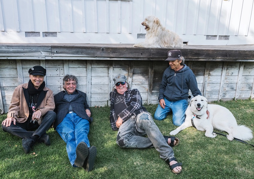 Neil Young e a Crazy Horse soltam música nova no anúncio de mais um álbum  juntos. Só que, agora, como um quarteto
