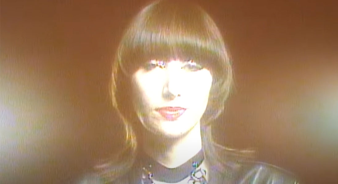 O que a gente precisava. Karen O sobreposta no vídeo novo chic do Yeah Yeah Yeahs