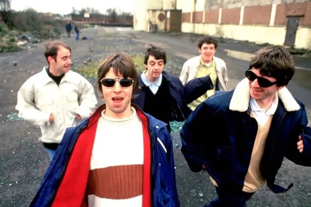 Liam Gallagher avisa que fará no ano que vem shows especiais dos 30 anos do épico “Definitely Maybe”, primeiro do Oasis. Sem o Oasis, porém&#8230;
