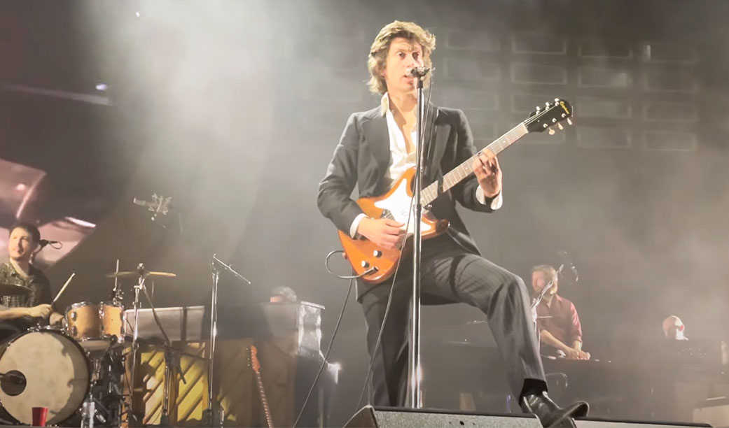 Saudade do Arctic Monkeys? Temos vídeos do showzão de ontem em Berlim (spoiler: inclui &#8220;Fluorescent Adolescent&#8221;)