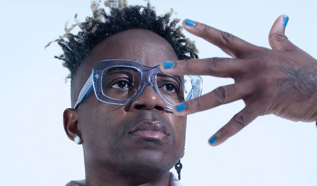 Popload Entrevista: Blick Bassy. Artista camaronês é atração do C6 Fest e toca em SP no sábado