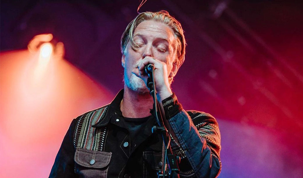 Queens of the Stone Age de novo. Agora com o novo single &#8220;Carnavoyer&#8221;