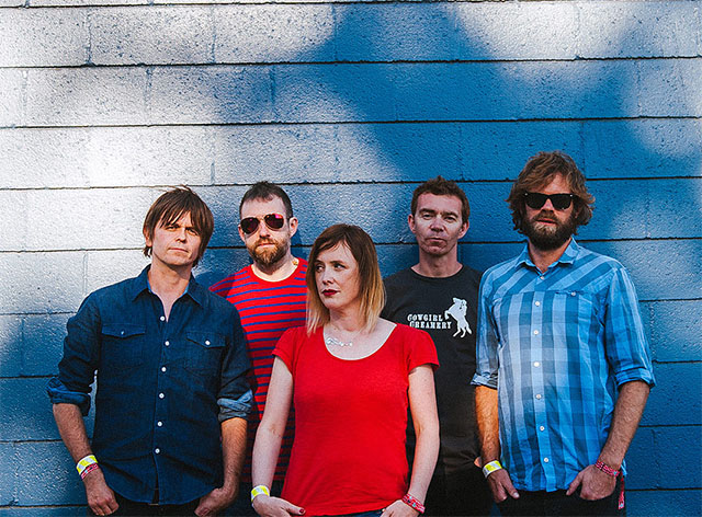 É 1991 de novo. Com a América do Sul na rota, Slowdive lança a bela “Skin in the Game” e mostra que o shoegaze ainda está vivo