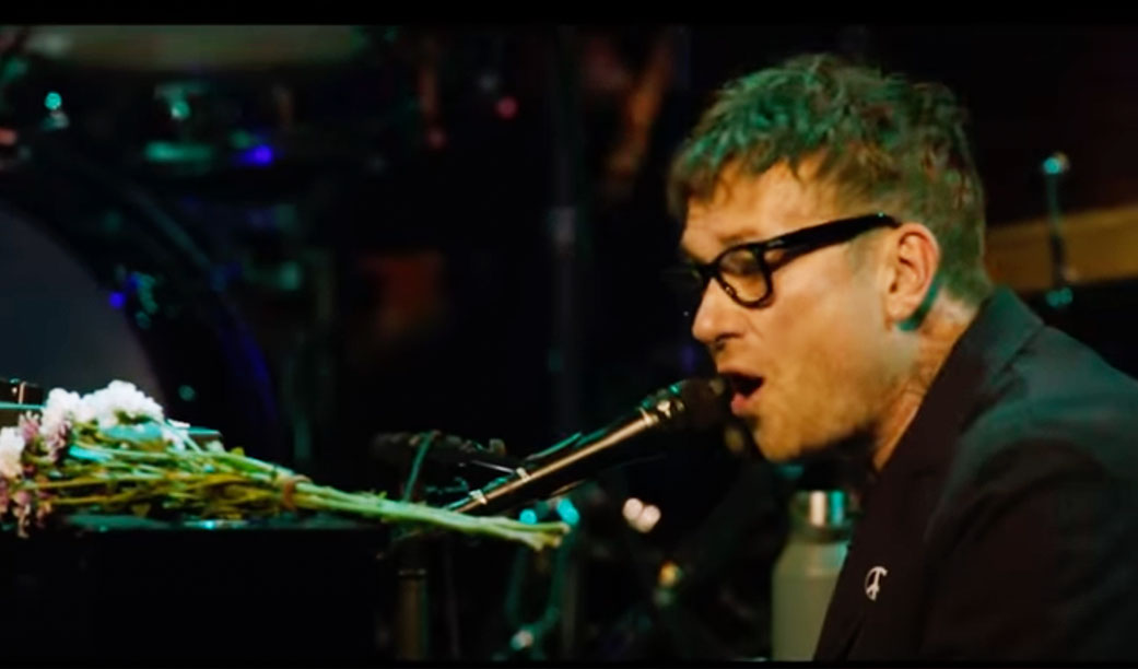 50inha pelo Blur. Ainda dá para ver o streaming do show do disco novo. Ou, pelo menos, grátis, o vídeo de “Barbaric”