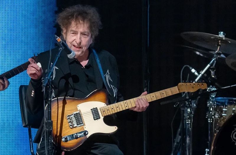 Bob Dylan aparece de surpresa em festival beneficente e toca três músicas (na guitarra!) com ex-banda de Tom Petty
