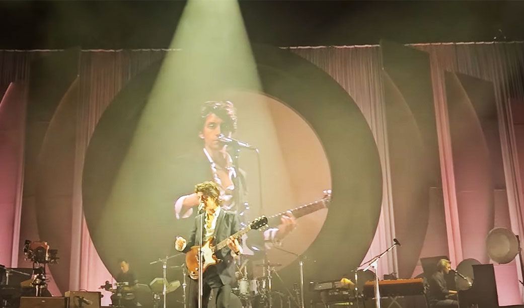 Alô, você! Arctic Monkeys toca hit de &#8220;The Car&#8221; ao vivo pela primeira vez
