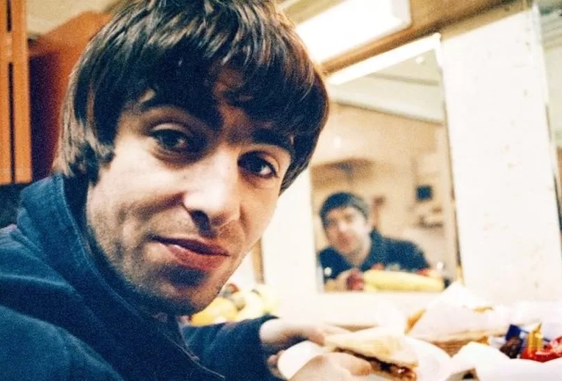 Liam Gallagher anuncia tour de 30 anos do “Definitely Maybe”, o seminal disco de estreia do Oasis. Sem o Noel, claro
