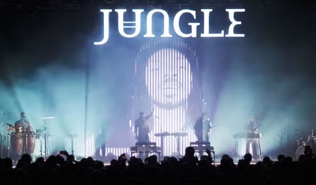 Jungle ao vivo em Paris. Atração do Lolla BR 2024, duo inglês mostra duas novas em show francês