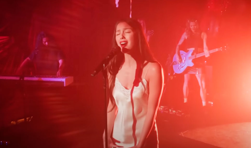 Meia hora de Olivia Rodrigo no cemitério (mais ou menos). Cantando seis músicas para a BBC e conversando sobre seus dois discos e o hit planetário “Vampire”