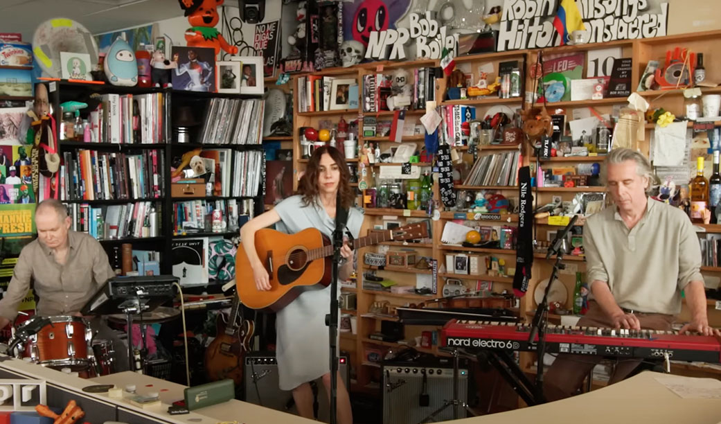 C&#8217;est Chic. PJ Harvey vai ao Tiny Desk cantar várias de seu mais recente disco