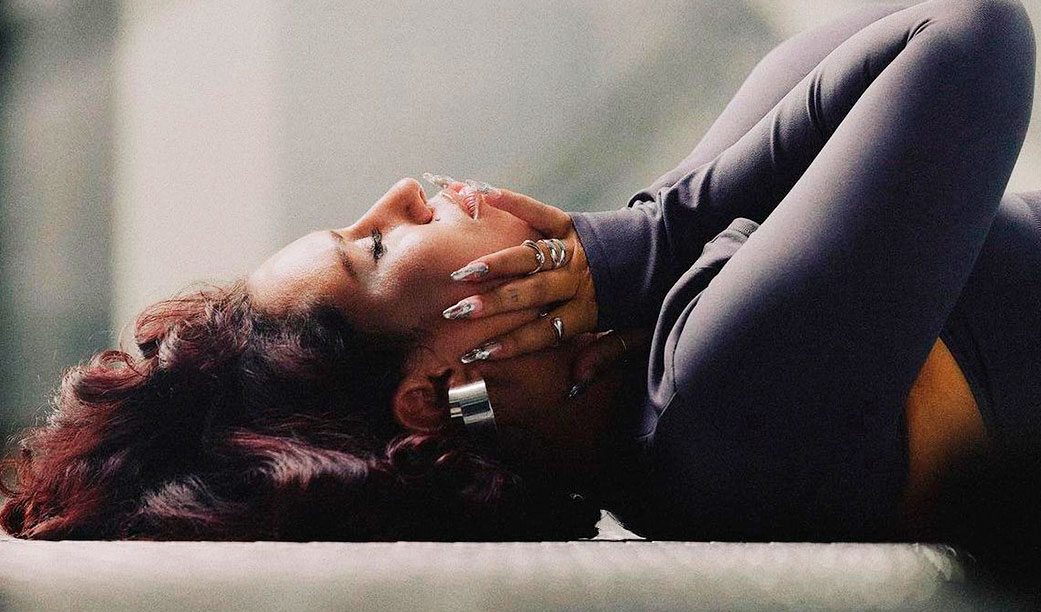 Cantora Raye faz história na Inglaterra. Em maio, se apresenta em SP no C6 Fest