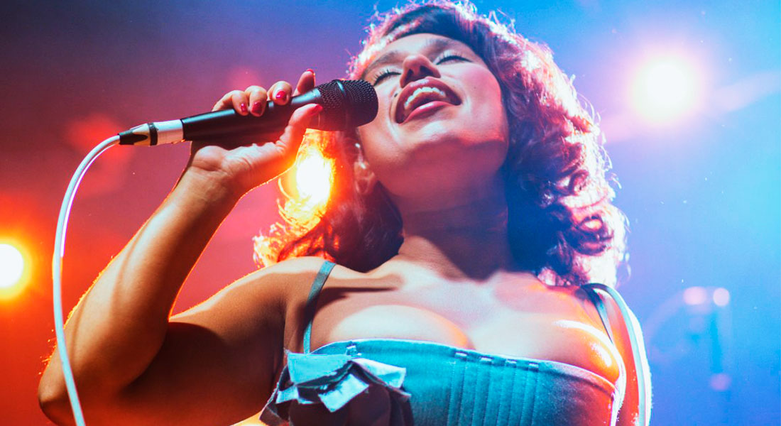 Perto de seu show em São Paulo, em maio, inglesa Raye vê sua fama crescer a cada dia