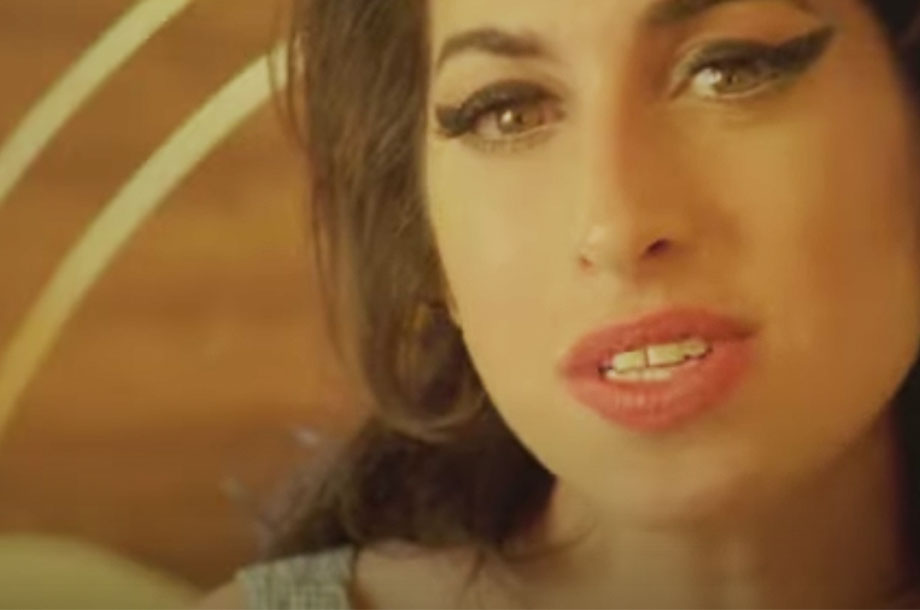 Filme de Amy Winehouse estreia sexta na Inglaterra e dia 25 no Brasil. Hoje foi lançado novo vídeo da classuda &#8220;Tears Dry on Their Own&#8221; com cenas inéditas da cantora. Veja