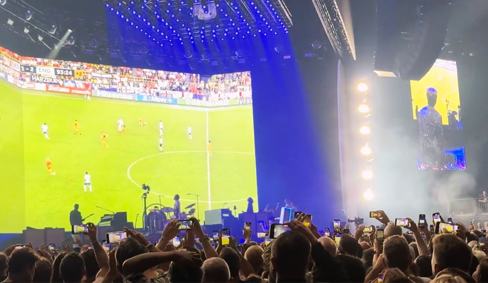 The Killers interrompe show em Londres para mostrar no telão os minutos finais do histórico jogo da Inglaterra na Euro. E volta com Mr. Brightside&#8230;