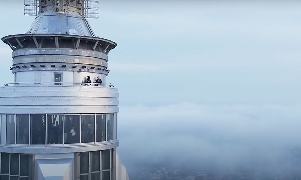 Billy Idol cantando o hino &#8220;Rebel Yell&#8221; ao vivo no topo. No topo do Empire State Building!