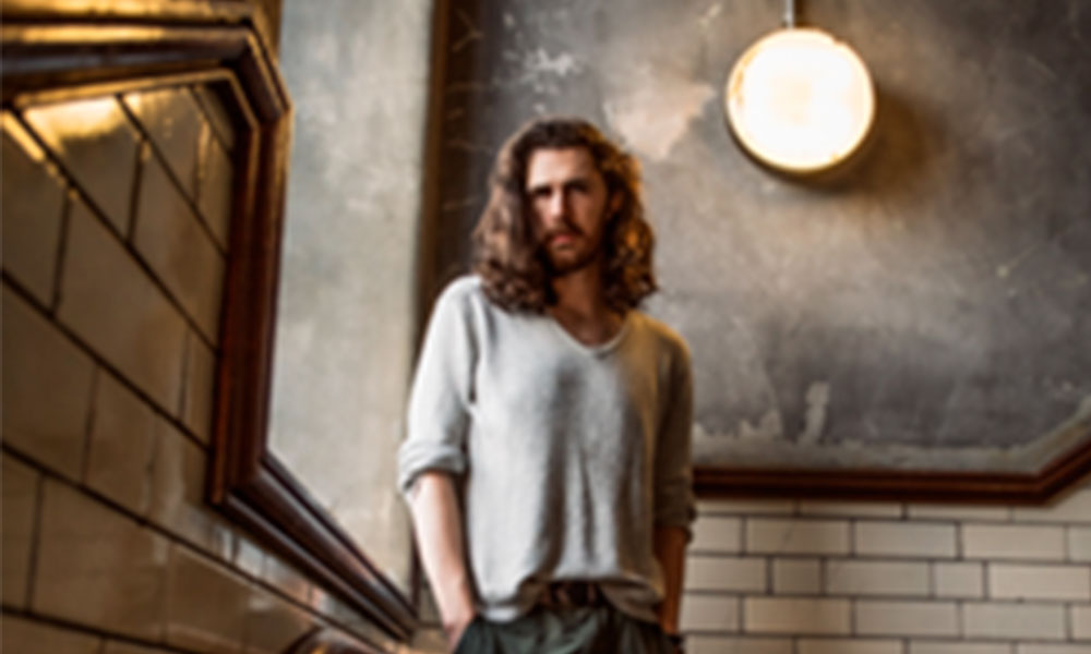 Hozier mexe em armas para lançar seu novo EP, &#8220;Unaired&#8221;