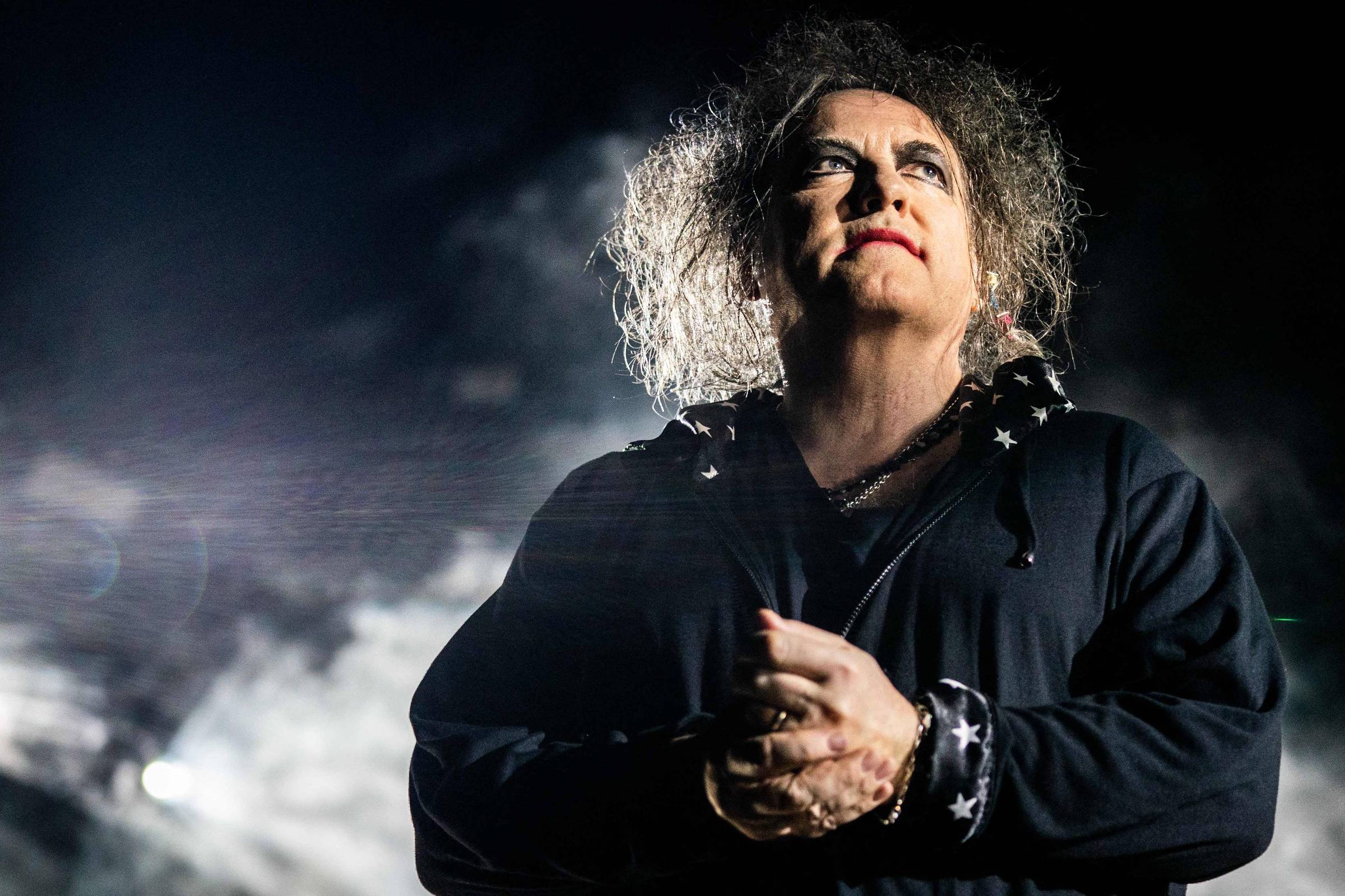 Popnotas &#8211; Novo disco do The Cure ganha site e canal de Whatsapp. A turnê especial do Supergrass. E o AIR que a gente precisa, ao vivo, em Londres