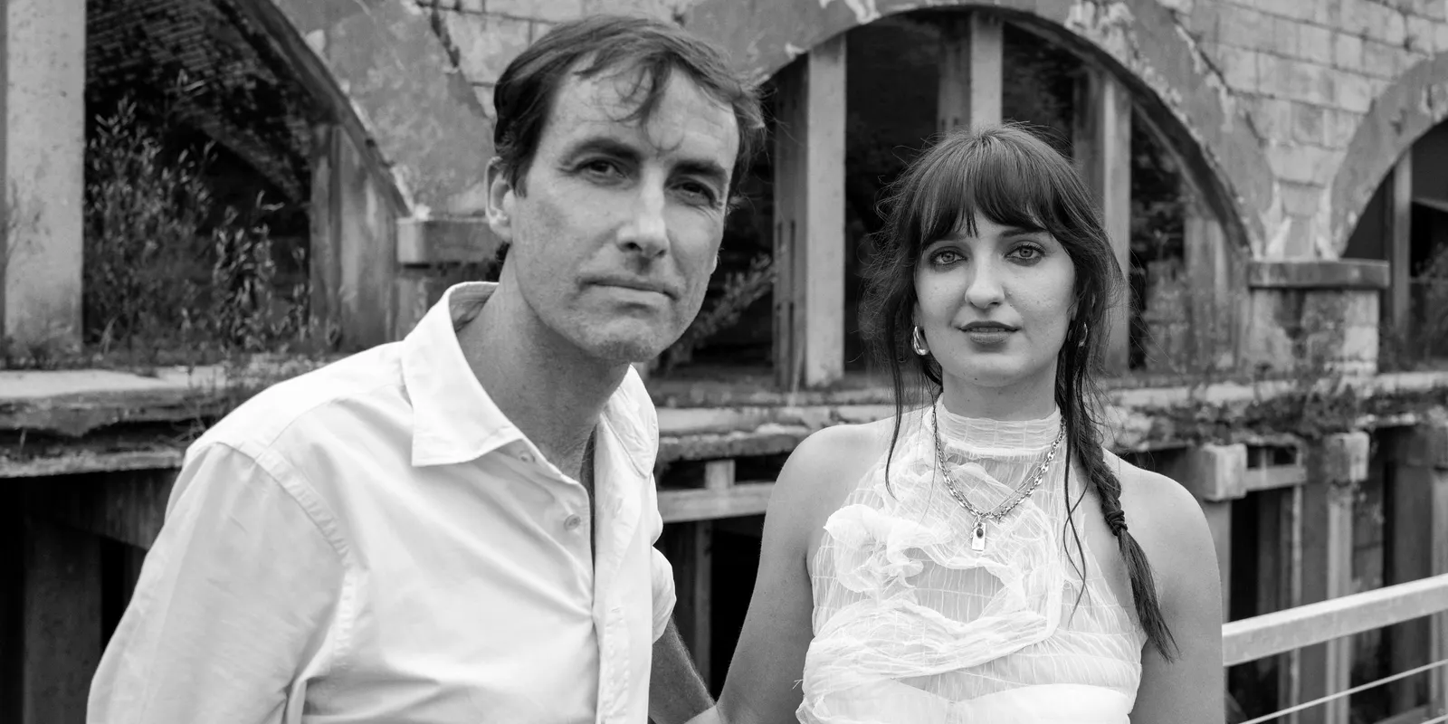 Andrew Bird e Madison Cunningham recriam, juntos, disco clássico e obscuro do casal problemático do Fleetwood Mac