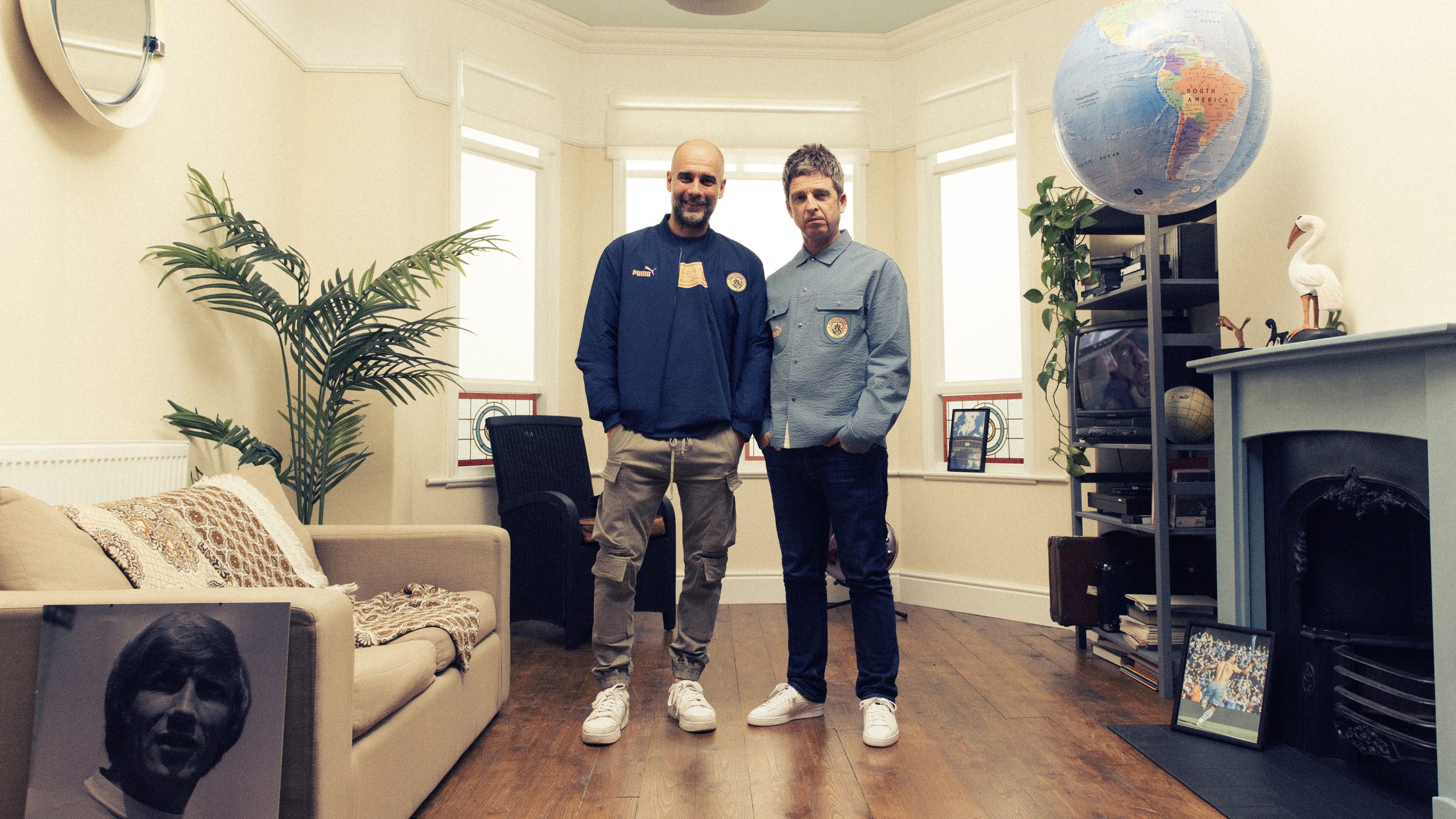O futebol é (brit) pop: Manchester City lança camisa em homenagem ao discaço “Definitely Maybe”, do Oasis. Criada pelo Noel Gallagher, claro