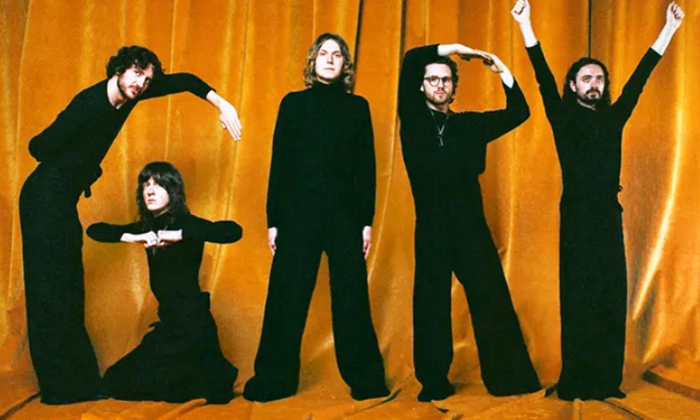 Popnotas &#8211; Com single novo, os Blossoms nos prepara para a chegada do &#8220;Gary&#8221;. Em NYC, Tim Bernardes canta Milton com o Badbadnotgood. E o Kills levando a Billie Eilish para a garagem