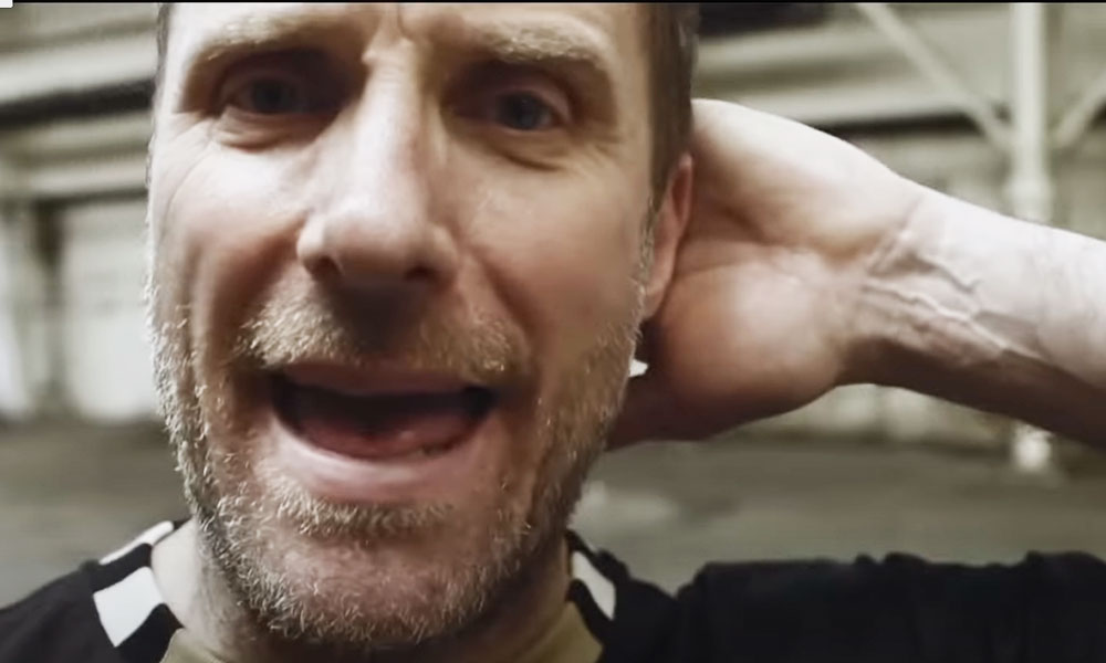 A cadeirada do Sleaford Mods no Reino Unido. Ouça &#8220;Bang Someone Out&#8221;, que vem com vídeo &#8220;obra-de-arte&#8221;