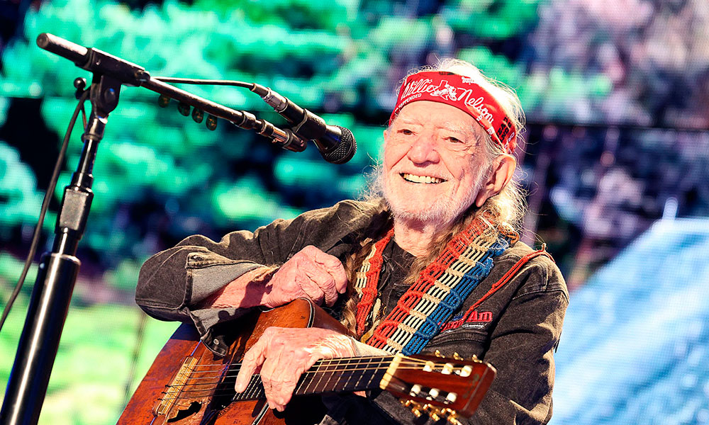 Hein?! A lenda Willie Nelson, 91 anos, fazendo cover triste de  hino indie dos&#8230; Flaming Lips