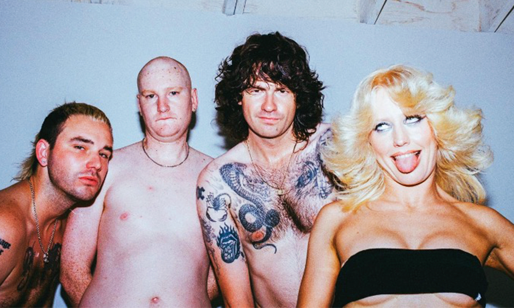 O vídeo punk-proibidão da Amyl and the Sniffers. Assista sob sua conta e risco