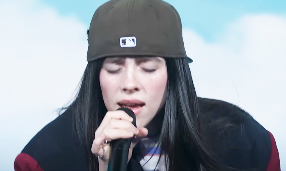 Billie Eilish vai às nuvens no Saturday Night Live. Veja ela ao vivo em &#8220;Birds of a Feather&#8221; e &#8220;Wildflower&#8221;